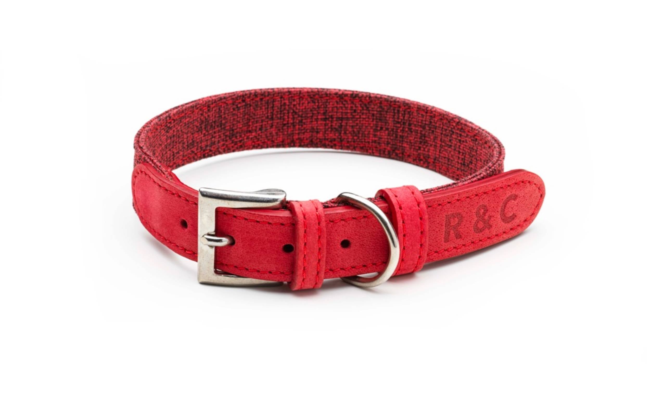 A product shot of the red Etna collar